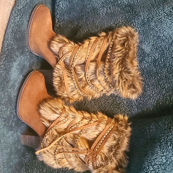 Shoes - Picture 6 of 8